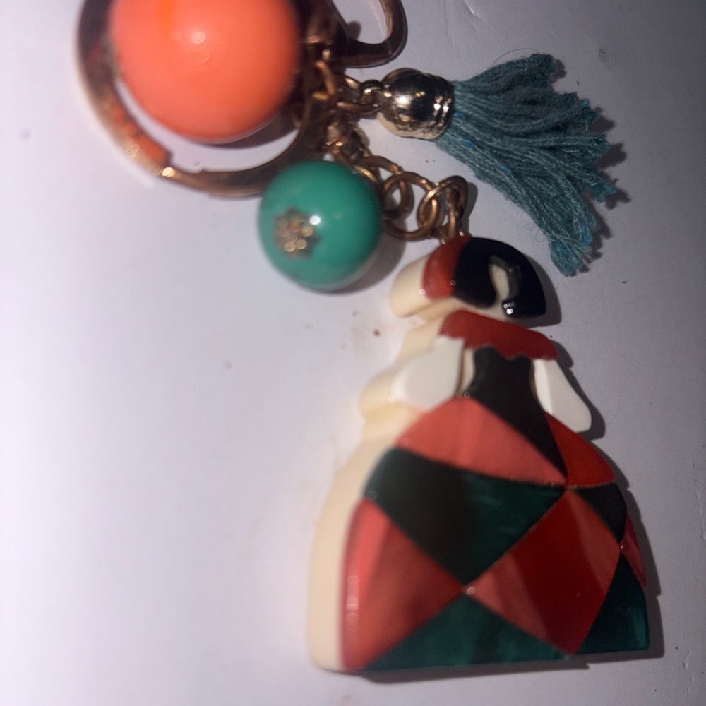 Las Meninas-inspired keychain depicts a stylized figure - Picture 4 of 8